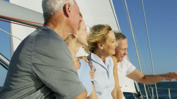 Couples sailing on the ocean — Stock Video