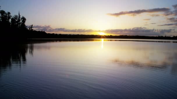Jezero a pustit na východ slunce — Stock video