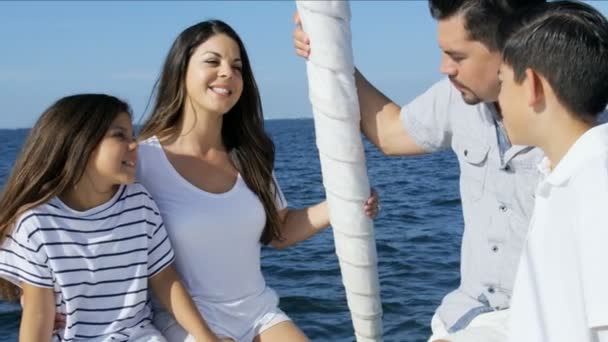 Сім'я плаває на яхті — стокове відео