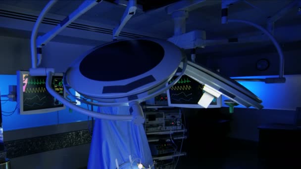 Больничный комплекс с современным оборудованием — стоковое видео