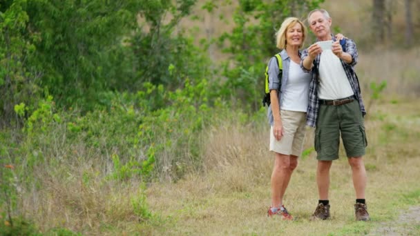 Pareja tomando fotos en el móvil — Vídeos de Stock