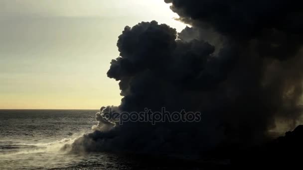 热气腾腾的火山爆炸进太平洋 — 图库视频影像