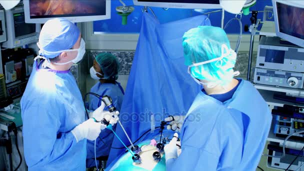 Manliga och kvinnliga utbildning i laparoskopi kirurgi — Stockvideo