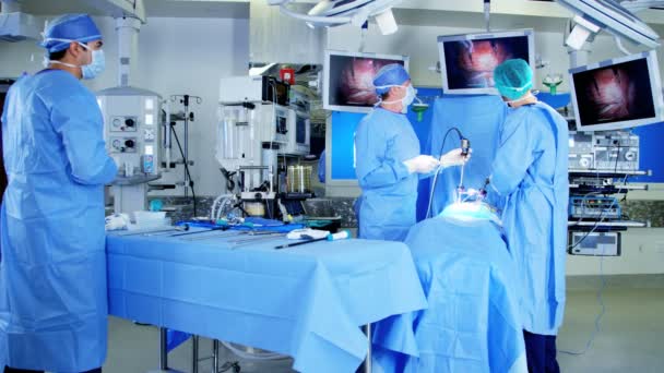 Обучение хирургической бригады в операционной — стоковое видео