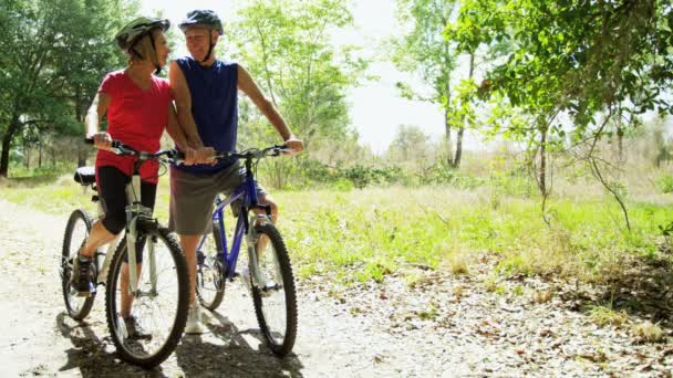 Pareja de ciclismo en el parque — Vídeos de Stock