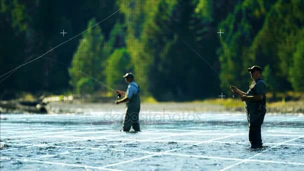 Línea de fundición de pescador en el río de agua dulce — Vídeos de Stock