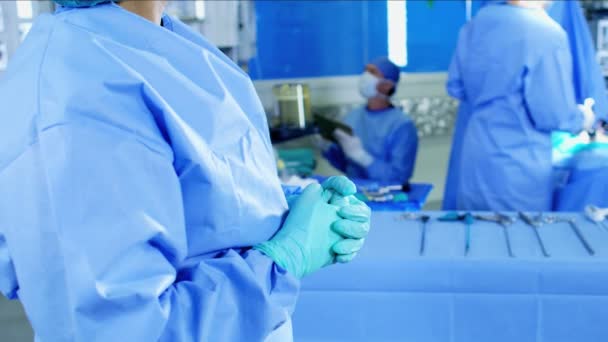 Mujer observando equipo de formación médica de atención médica quirúrgica — Vídeo de stock