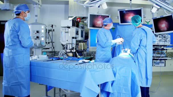 患者に腹腔鏡手術を行う — ストック動画