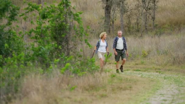 Kırsal kesimde hiking yaşlılar — Stok video