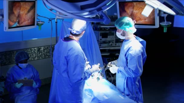 Equipo quirúrgico realizar la operación — Vídeo de stock