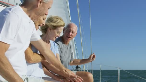 Casais navegando no mar — Vídeo de Stock