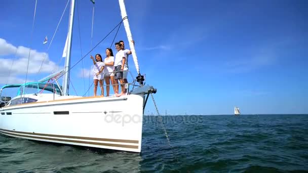 Familie på yacht som skaper minner – stockvideo
