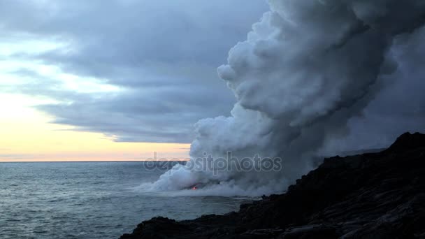 热气腾腾的火山爆炸进太平洋 — 图库视频影像