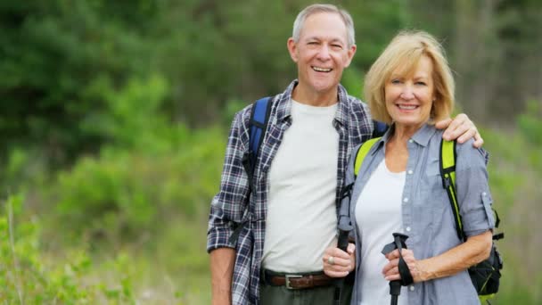 Couple  hiking in the countryside — Stock Video