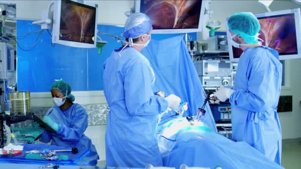 Equipo médico que realiza cirugía laparoscópica — Vídeo de stock