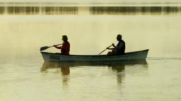 Couple canoë sur le lac — Video