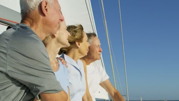 Vänner på sin segelbåt — Stockvideo