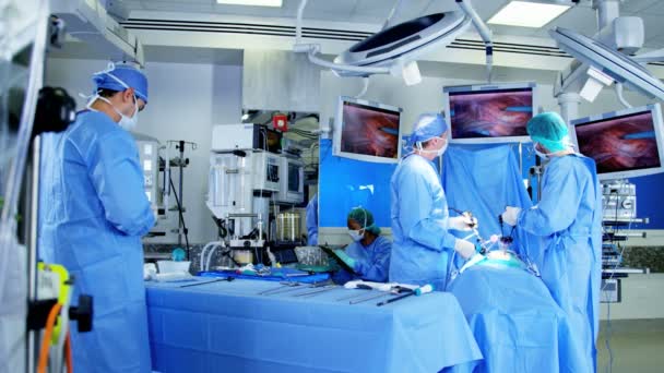 Kirurgisk operation utförs av kirurger — Stockvideo