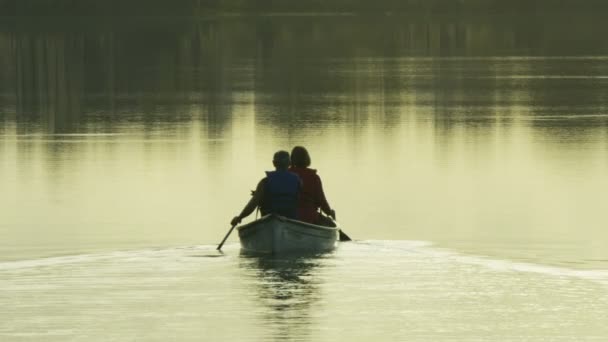 Pareja en el barco en el lago — Vídeos de Stock