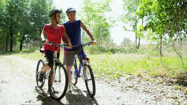 Couple vélo dans le parc — Video