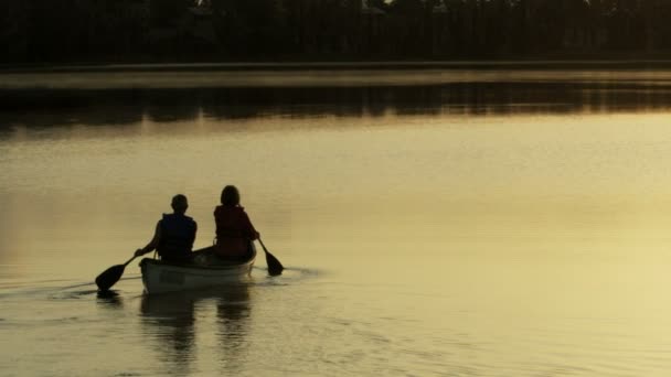 Par i kanoten på sjön — Stockvideo