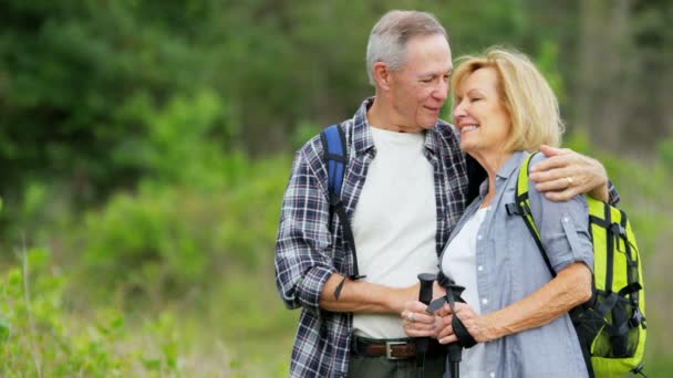 Seniors en una caminata disfrutando de estilo de vida al aire libre — Vídeos de Stock