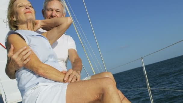 ヨットのセーリングのカップル — ストック動画
