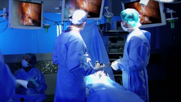 Treinamento de equipe especializada em cirurgia de laparoscopia — Vídeo de Stock