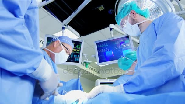 Formazione del team medico in sala operatoria — Video Stock