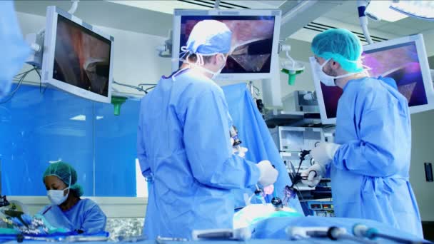 Equipe de treinamento cirúrgico realizar operação — Vídeo de Stock