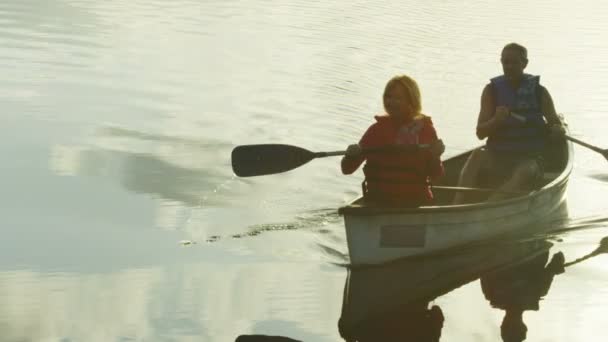 Casal tendo viagem de canoagem — Vídeo de Stock