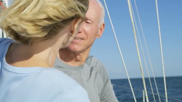 Mann und Frau im Freien auf ihrem Segelboot — Stockvideo