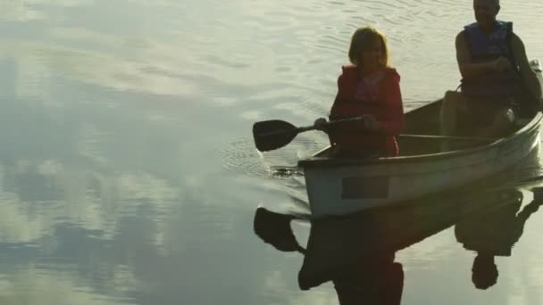 湖でボートにカップル — ストック動画