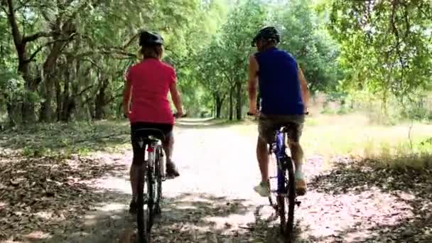 Paar genießt Radeln im Park — Stockvideo