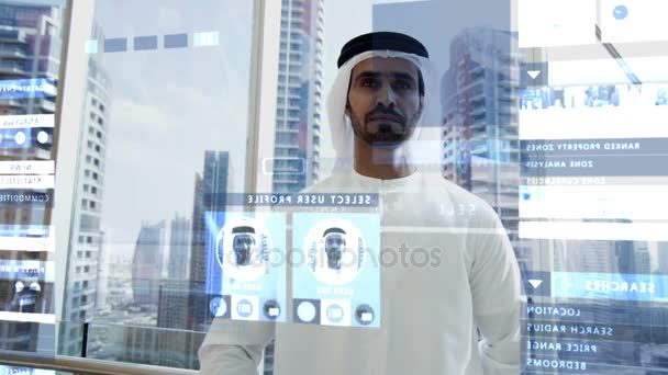 Empresário usando tela sensível ao toque realidade virtual — Vídeo de Stock