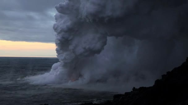 热气腾腾的火山爆炸进太平洋 — 图库视频影像