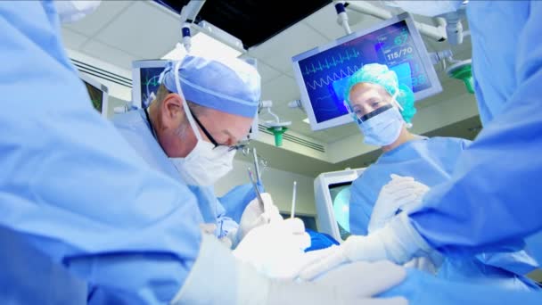 Tim bedah melakukan bedah bedah Ortopedi operasi — Stok Video