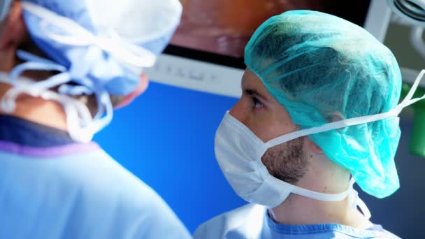 Intervento chirurgico eseguito da chirurghi — Video Stock