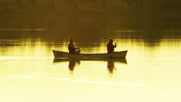 Senioren fahren mit im Boot — Stockvideo