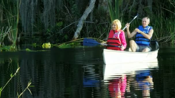 Pareja en el kayak en el lago — Vídeos de Stock