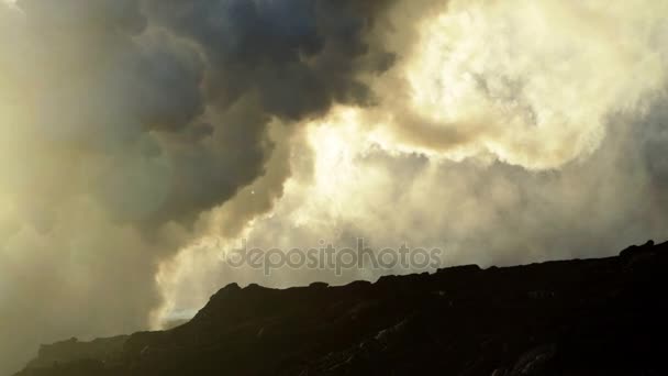 Ångande vulkaniskt moln av smält lava — Stockvideo