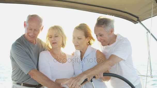 Parejas dirigiendo su yate de vela — Vídeos de Stock