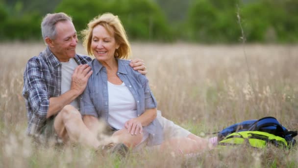 Personas mayores sentadas en el campo — Vídeos de Stock