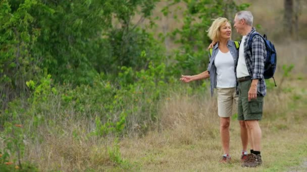 Paar auf Wanderschaft genießt das Wandern — Stockvideo