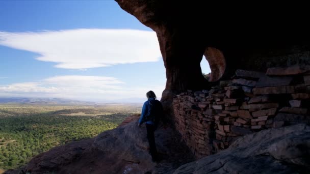 Активная Белая Американка Туристка Рюкзаком Природе Verde Valley Arizona America — стоковое видео