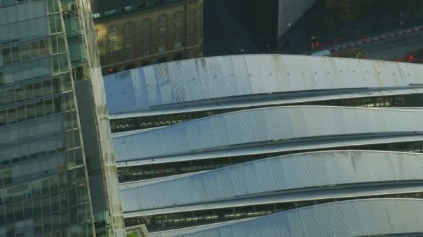 日の出ロンドン ブリッジの地下鉄駅からシャード ピラミッド型の塔川テムズ サザーク イングランド イギリスで英国ロンドン 2017年 — ストック動画
