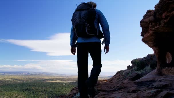 Junge Kaukasisch Amerikanische Wanderin Mit Rucksack Trekking Freien Verde Tal — Stockvideo