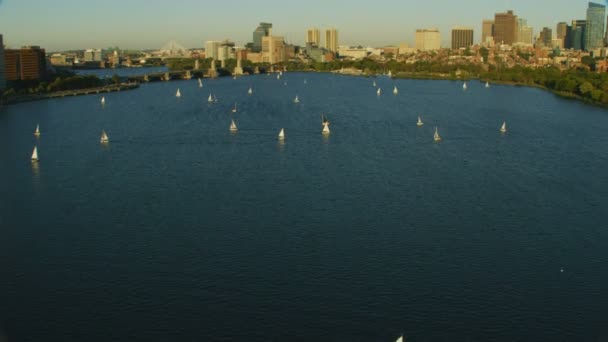チャールズ川ダウンタウン高層ビル地区アメリカ合衆国マサチューセッツ州ボストンのロングフェロー橋と帆ボートの空撮 — ストック動画