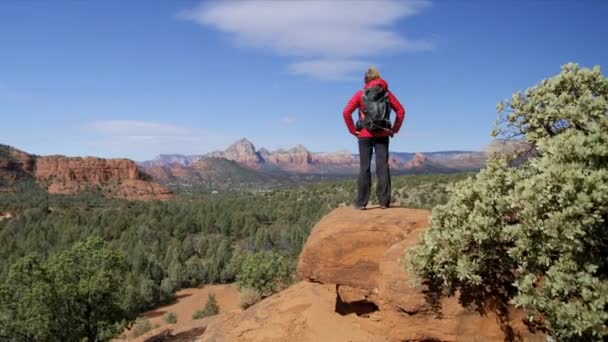 年轻的高加索美国女性旅行者与背包步行红色砂岩佛得角山谷亚利桑那美国 — 图库视频影像