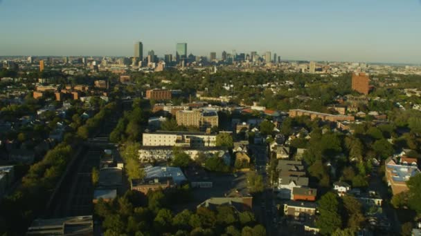 Luchtfoto Van Metropolitan Boston Buitenwijken Skyline Van Wolkenkrabber Van Stad — Stockvideo